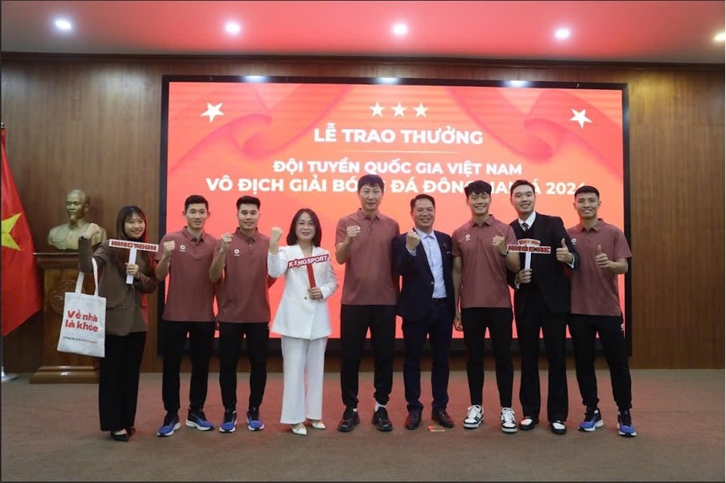 Kingsport thưởng nóng đội tuyển bóng đá quốc gia 500 triệu đồng tiền mặt - 1 Kingsport thưởng nóng đội tuyển bóng đá quốc gia 500 triệu đồng tiền mặt - 1