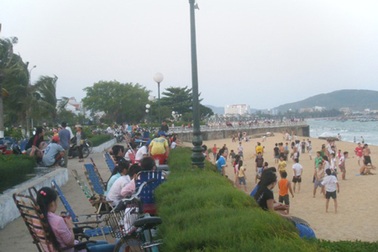 Nắng nóng, người dân đổ xô ra biển giải nhiệt