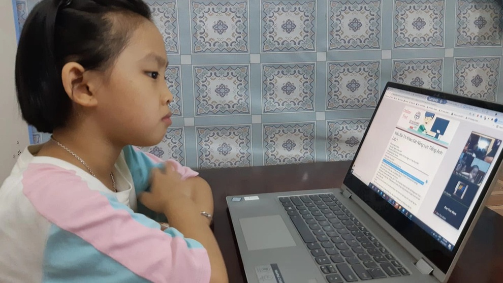 Lớp 1 học trực tuyến: Tiết 2 uống nước, tiết 3 ăn vặt, tiết 4... ngủ - 1 Lớp 1 học trực tuyến: Tiết 2 uống nước, tiết 3 ăn vặt, tiết 4... ngủ - 1
