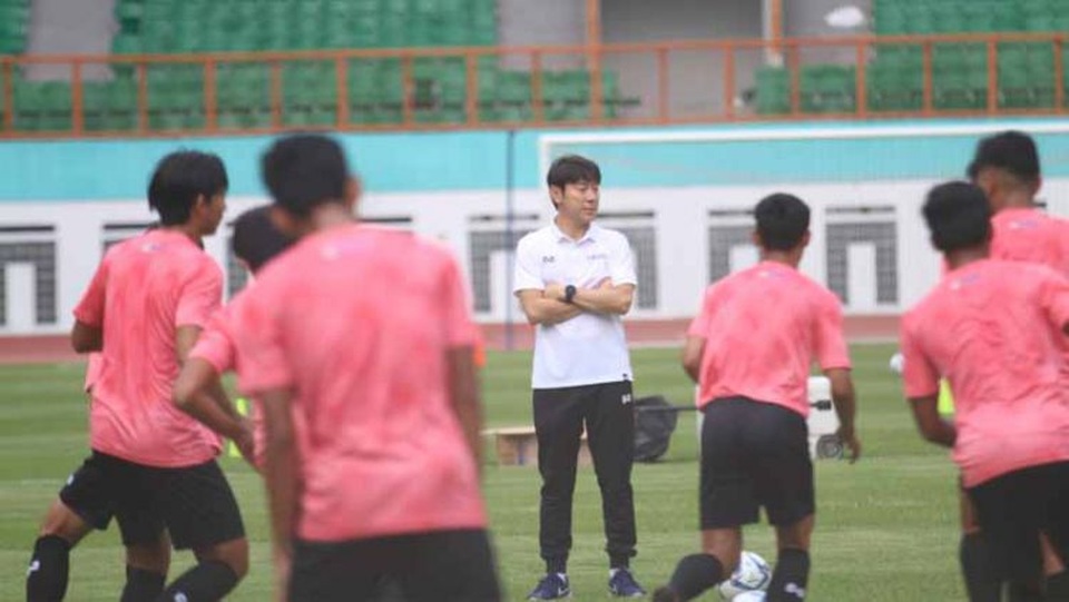 HLV Shin Tae Yong: Cầu thủ Indonesia chỉ đủ sức đá 20 phút - 1 HLV Shin Tae Yong: Cầu thủ Indonesia chỉ đủ sức đá 20 phút - 1