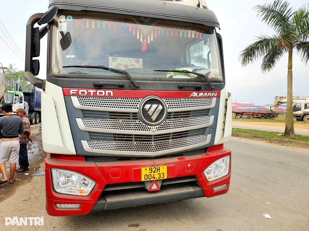 Vụ tai nạn 8 người tử vong: Xe chở người ốm đi khám bệnh - 4 Vụ tai nạn 8 người tử vong: Xe chở người ốm đi khám bệnh - 4