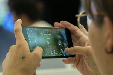Cô gái 21 tuổi mù một bên mắt vì liên tục chơi game trên smartphone