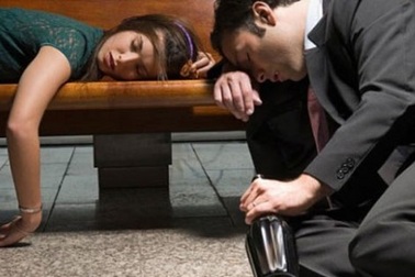 Gần Tết, sếp nữ thường gọi chồng tôi đi tiếp khách tới khuya