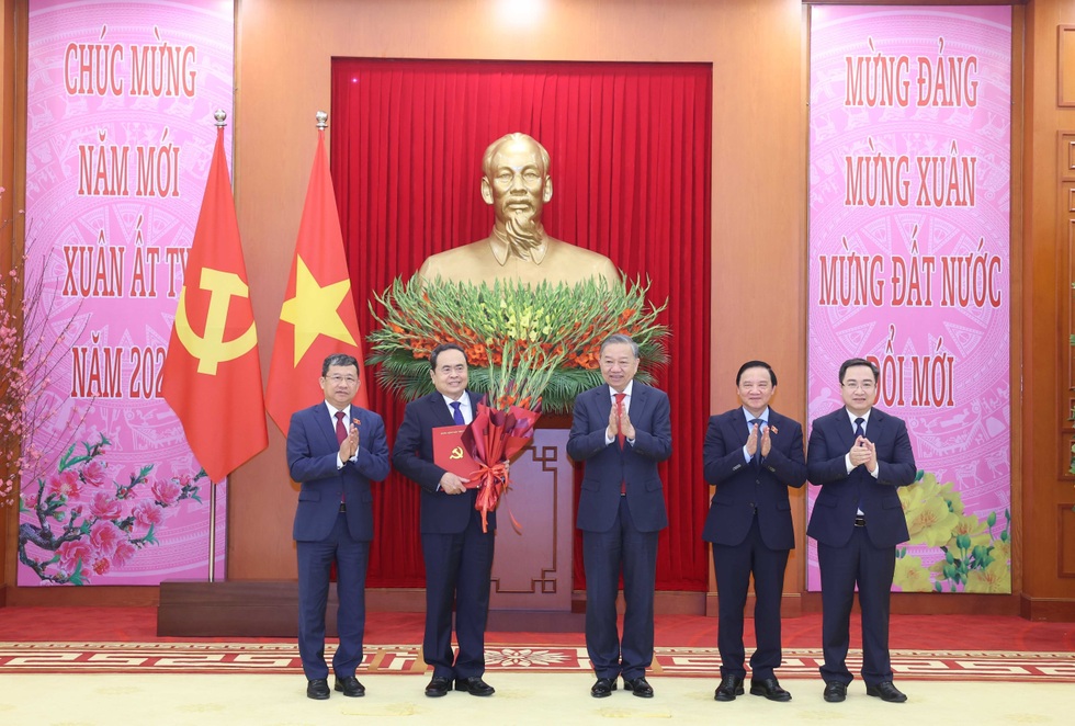 Ý nghĩa từ việc Bộ Chính trị quyết định lập mô hình chưa từng có tiền lệ - 3 Ý nghĩa từ việc Bộ Chính trị quyết định lập mô hình chưa từng có tiền lệ - 3