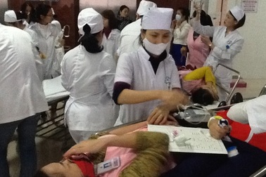 Cấp cứu kịp thời 12 khách du lịch Trung Quốc bị ngộ độc thức ăn