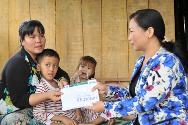 Trao hơn 55 triệu đồng đến cháu bé 10 tuổi bị u màng não