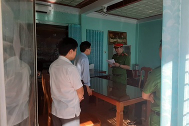 Bắt Chủ tịch huyện và nhiều cán bộ để điều tra hành vi tham ô tài sản