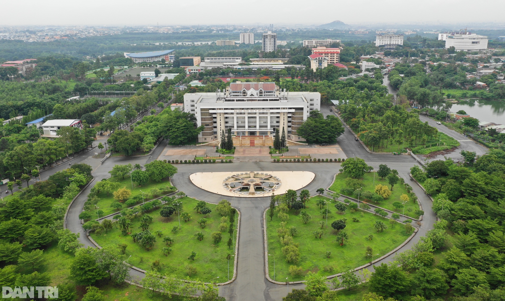 Cảnh đìu hiu, vắng vẻ chưa từng thấy tại Làng Đại học lớn nhất TPHCM - 1