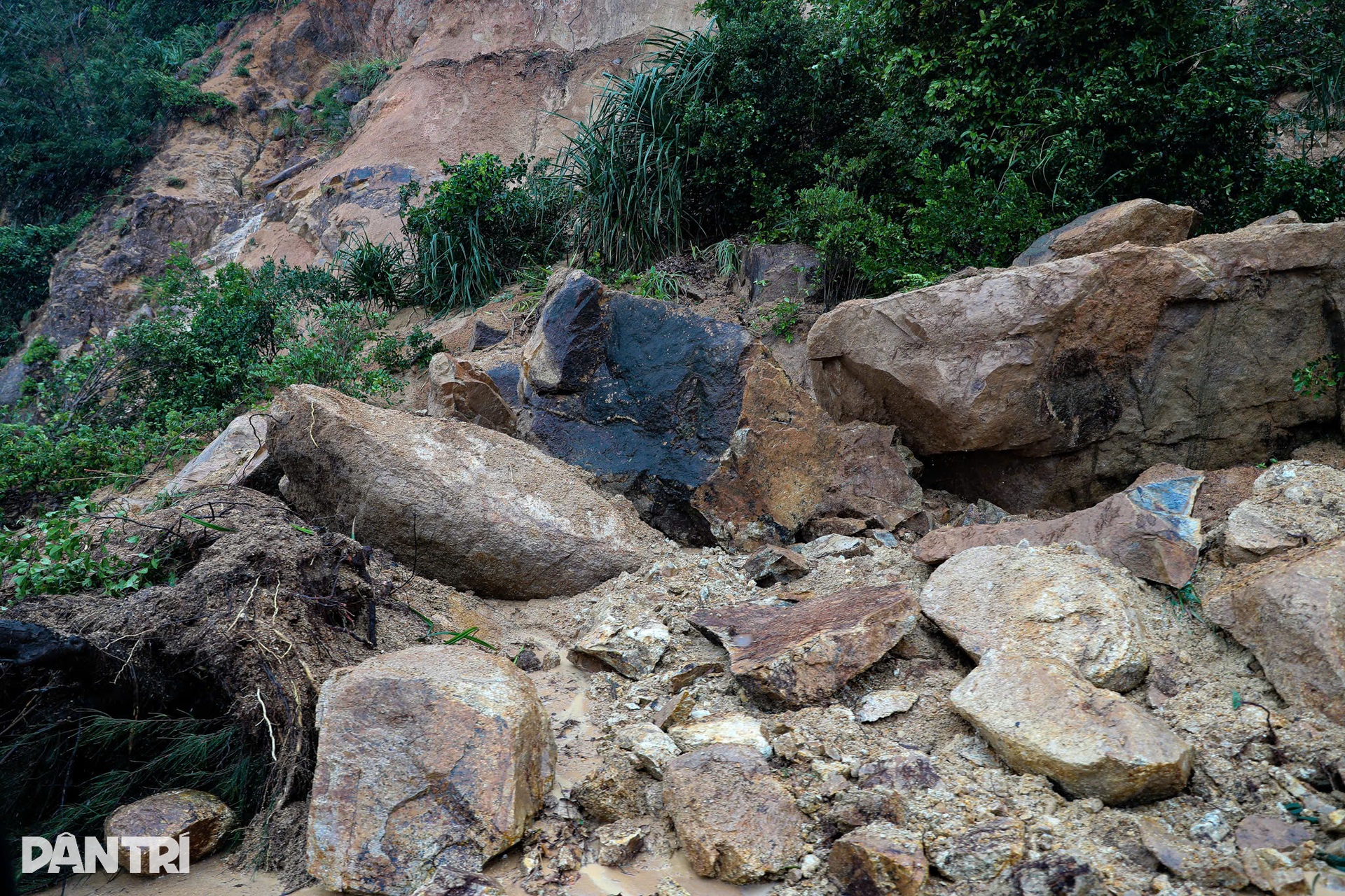 Sạt lở tại Đèo Cả: 2 chị em thiệt mạng, hàng nghìn phương tiện mắc kẹt - 10