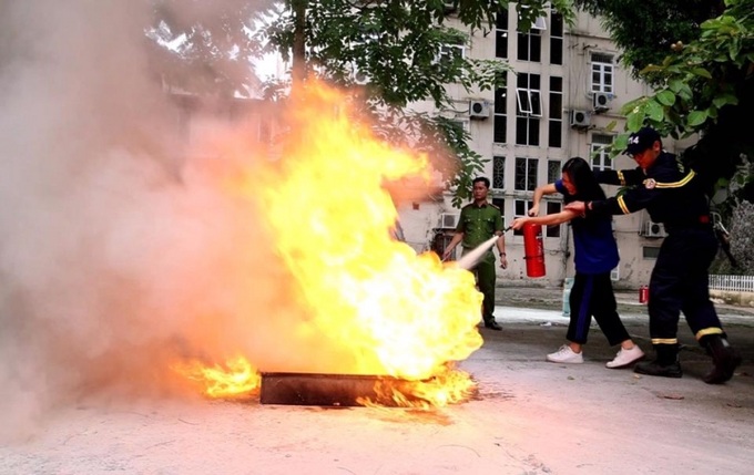 Trải nghiệm sử dụng bình chữa cháy dập bình gas, khay xăng, phuy xăng.