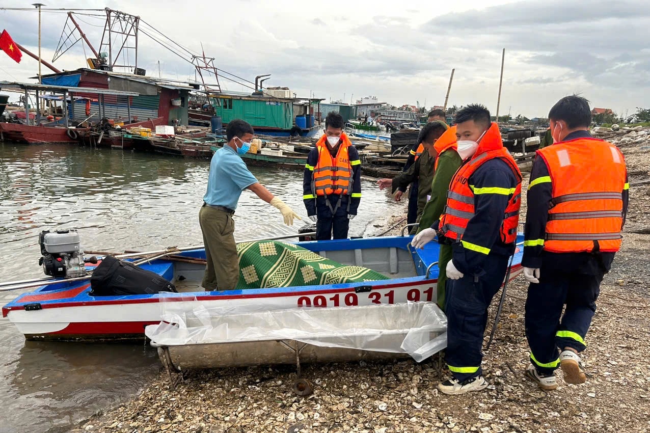 Tìm thấy thi thể người đàn ông rơi xuống biển ở Quảng Ninh - 1