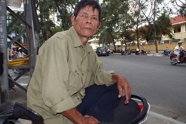 Ông bố mù một mắt vẫn đèo con đi thi bằng xe máy