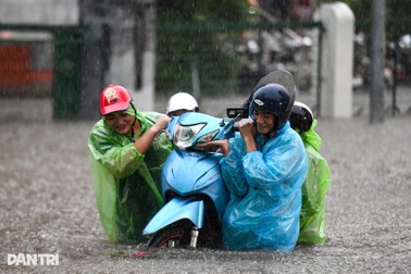 7 nguyên nhân khiến đường phố Hà Nội ngập nặng ngày 30/9