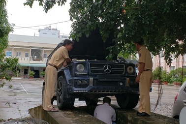 Chủ nhân xe “khủng” gắn biển đỏ giả đến công an làm việc