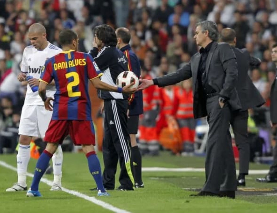 Daniel Alves: “Real Madrid thời Mourinho chơi phản bóng đá” - 1 Daniel Alves: “Real Madrid thời Mourinho chơi phản bóng đá” - 1