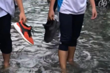 Mưa ngập, học sinh lội bì bõm trong nước đen ngòm giữa sân trường