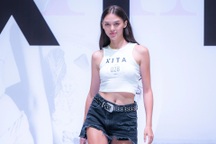 Vợ Bùi Tiến Dũng để mặt mộc, khoe cơ bụng săn chắc sau khi sinh con