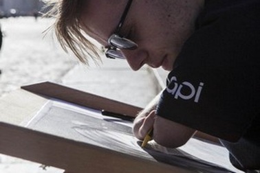 Chàng trai không tay vẫn vẽ tranh tuyệt đẹp