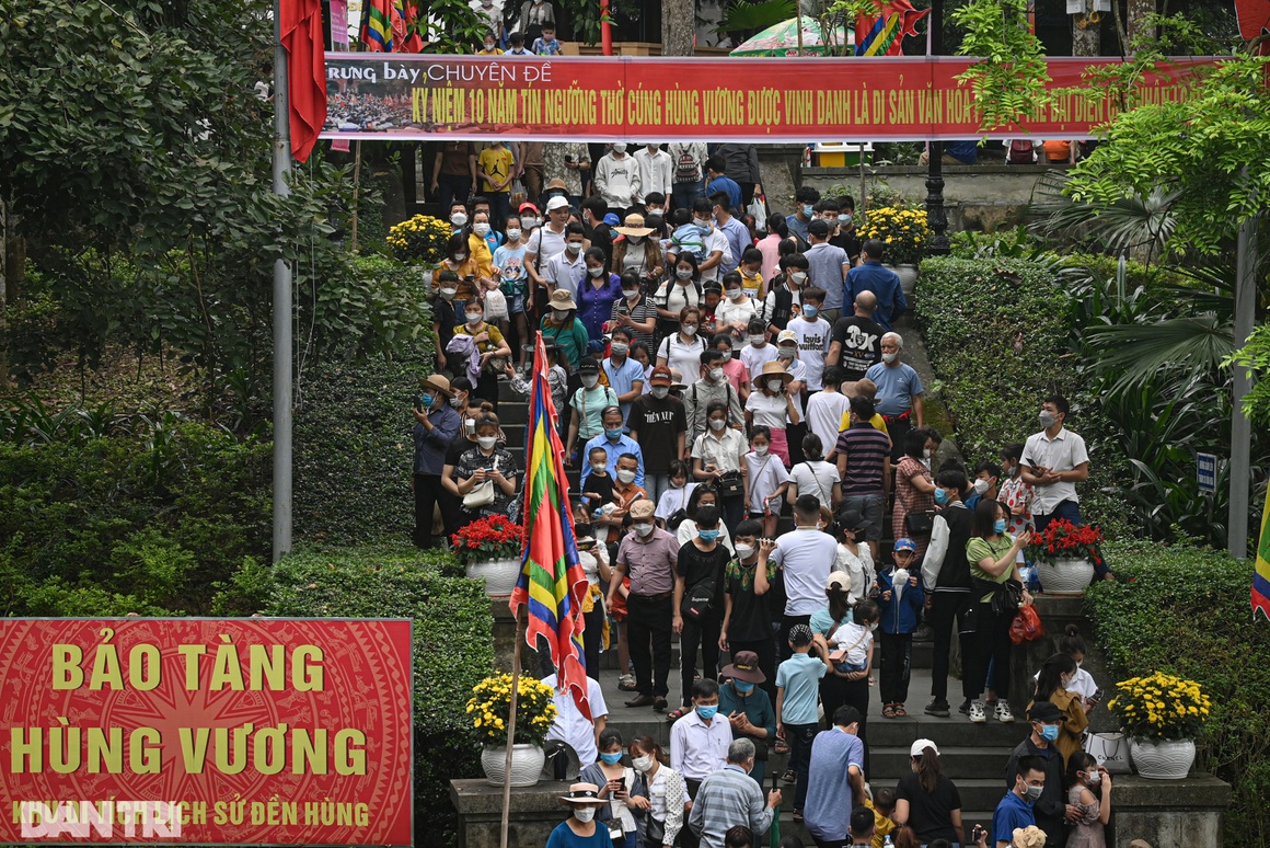 Hành trình gian nan vượt biển người lên núi dâng hương các vua Hùng - 5 Hành trình gian nan vượt biển người lên núi dâng hương các vua Hùng - 5
