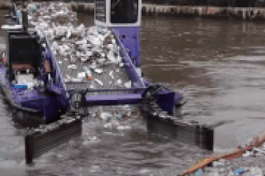 Khám phá chiếc bánh xe nước khổng lồ biết tự động dọn rác trên sông