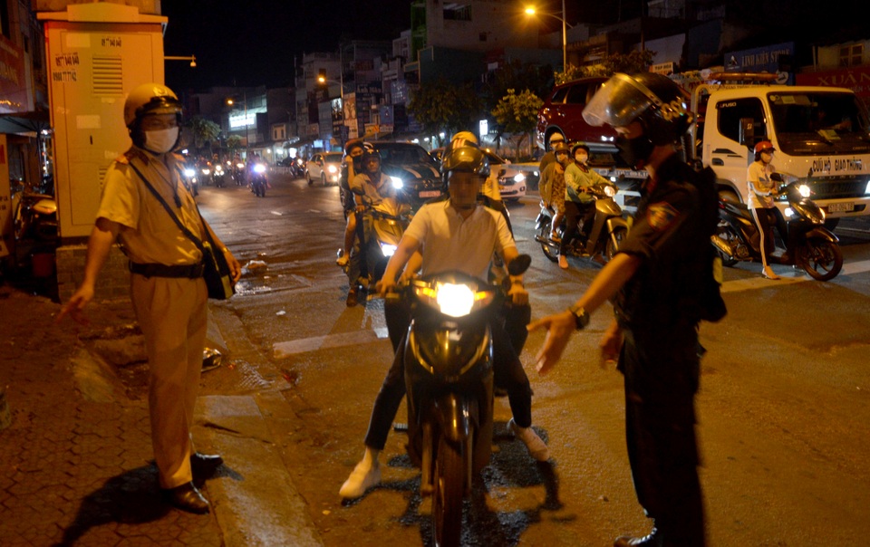 Người đàn ông phát hoảng khi bị phạt hơn 7 triệu đồng vì uống 4 lon bia - 1 Người đàn ông phát hoảng khi bị phạt hơn 7 triệu đồng vì uống 4 lon bia - 1