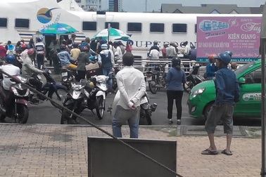 Vé tàu đi Phú Quốc: Đại lí hết vé, bến tàu… đầy vé