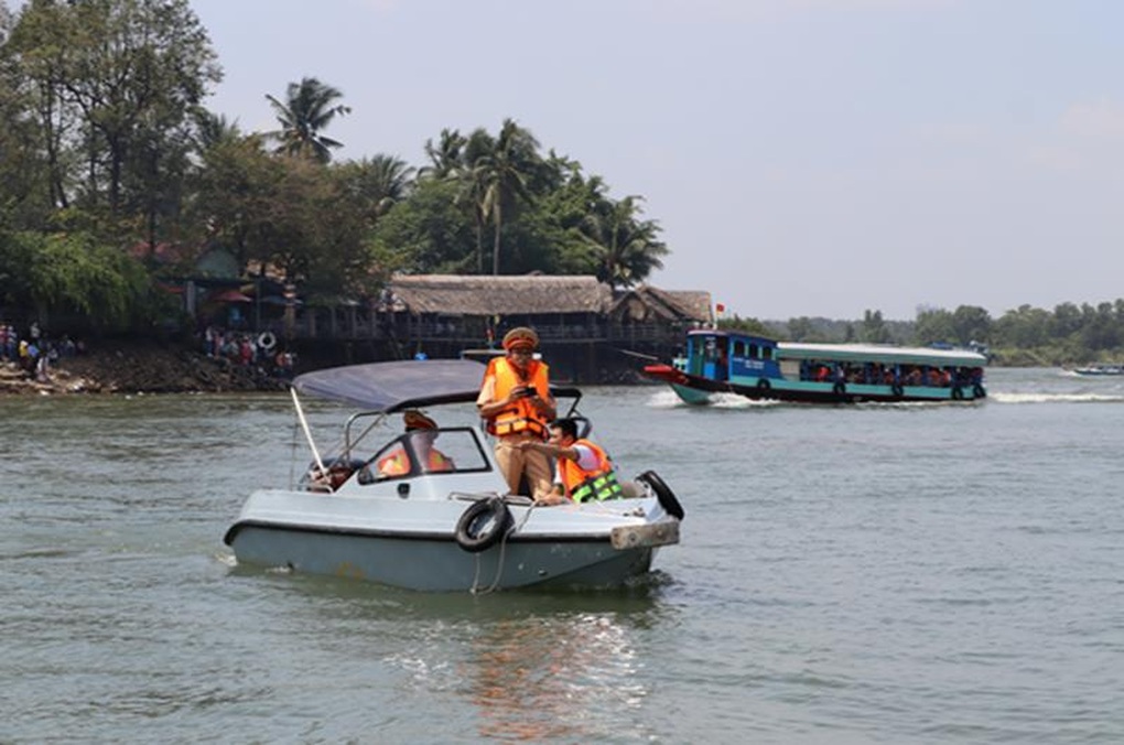 Khởi tố thuyền trưởng vụ chìm đò trên sông Đồng Nai làm thai phụ tử vong - 1 Khởi tố thuyền trưởng vụ chìm đò trên sông Đồng Nai làm thai phụ tử vong - 1