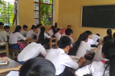 Lớp học bị cắt điện chiếu sáng, quạt mát vì kinh phí quá ít