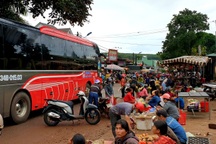 Thu tiền bán "nốt" ở chợ tự phát tiềm ẩn hiểm hoạ giao thông khôn lường