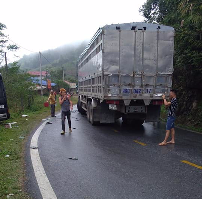 Bắc Kạn: Xe khách va chạm kinh hoàng với xe tải, nhiều người may mắn thoát nạn - Ảnh 1. Bắc Kạn: Xe khách va chạm kinh hoàng với xe tải, nhiều người may mắn thoát nạn - Ảnh 1.