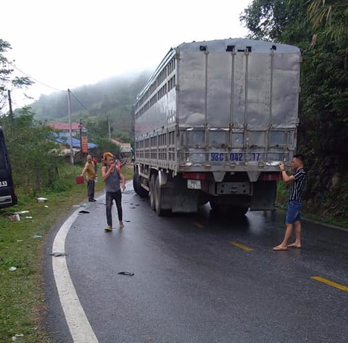 Bắc Kạn: Xe khách va chạm kinh hoàng với xe tải, nhiều người may mắn thoát nạn - Ảnh 1.