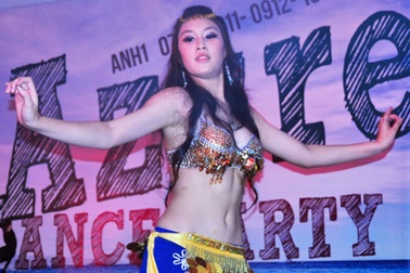 Vũ điệu bellydance nóng bỏng của nữ sinh trường Ams