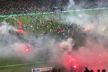 CĐV St Etienne hung hãn lao xuống sân, tạo nên màn bạo loạn