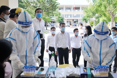 Cán bộ coi thi mặc đồ bảo hộ ở điểm thi tốt nghiệp của thí sinh diện F1, F2