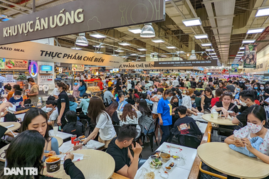 Lo mưa dông, hàng nghìn người dân TPHCM đổ về các siêu thị, TTTM chơi lễ