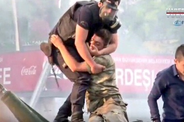 Khoảnh khắc cảnh sát Thổ Nhĩ Kỳ bảo vệ lính đảo chính gây xúc động