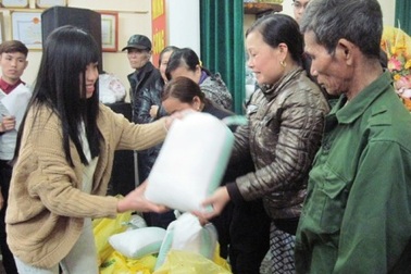 Người dân làng chài vui đón Tết sớm