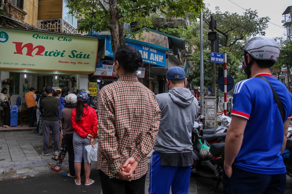 Đeo khẩu trang, cầm nước rửa tay đến xếp hàng mua bánh trôi - 1 Đeo khẩu trang, cầm nước rửa tay đến xếp hàng mua bánh trôi - 1