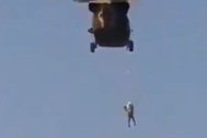 Xôn xao video Taliban treo lơ lửng người trên trực thăng Black Hawk