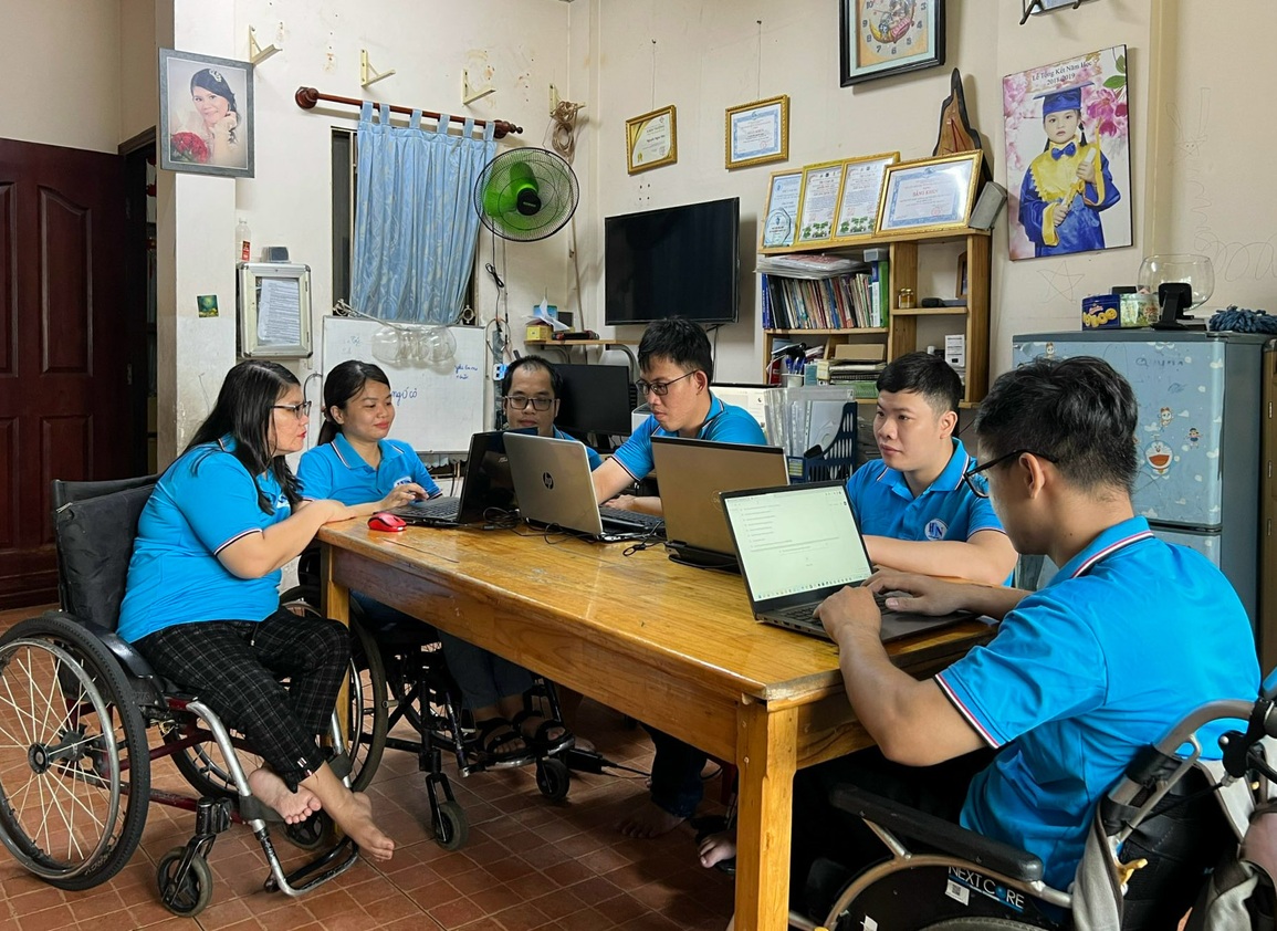 Ngán cảnh chống nạng đi làm, người phụ nữ liều lập công ty, làm giám đốc - 5 Ngán cảnh chống nạng đi làm, người phụ nữ liều lập công ty, làm giám đốc - 5
