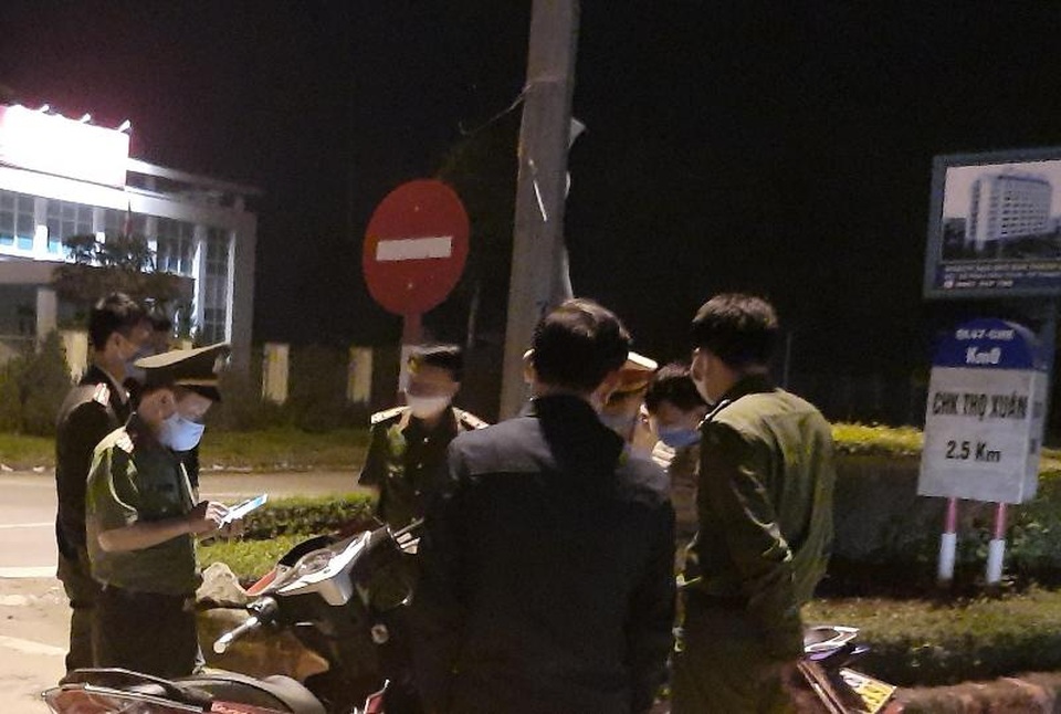 Nam thanh niên từ nước ngoài về không chịu cách ly bị phạt… 200 nghìn đồng - 3 Nam thanh niên từ nước ngoài về không chịu cách ly bị phạt… 200 nghìn đồng - 3
