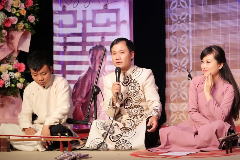 Xẩm “khoác áo mới” trong “Trách ông Nguyệt Lão” của Nguyễn Quang Long - 1 Xẩm “khoác áo mới” trong “Trách ông Nguyệt Lão” của Nguyễn Quang Long - 1
