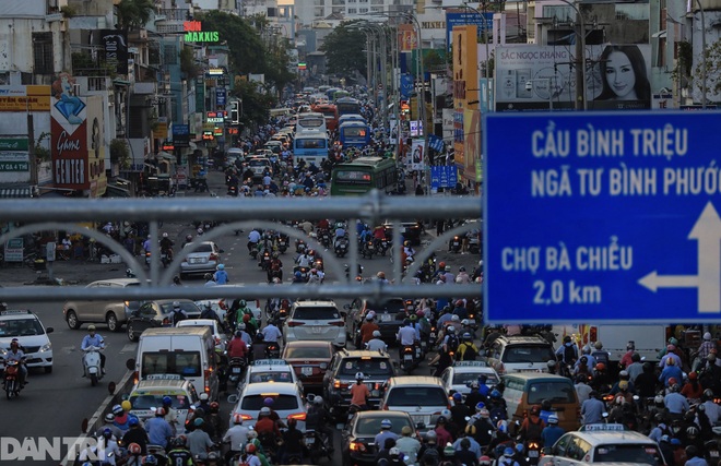 So sánh giao thông TPHCM: Trước giãn cách ùn tắc, nay chỉ còn xe cứu thương - 3 So sánh giao thông TPHCM: Trước giãn cách ùn tắc, nay chỉ còn xe cứu thương - 3