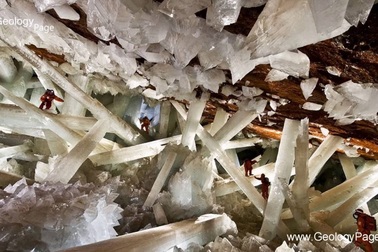 Động pha lê khổng lồ