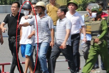 Nghi phạm cướp tiệm vàng buông súng sau khi gặp Phó Giám đốc Công an tỉnh