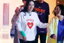 Dương Mịch trẻ đẹp đáng ngưỡng mộ, Lưu Khải Uy gần gũi con gái