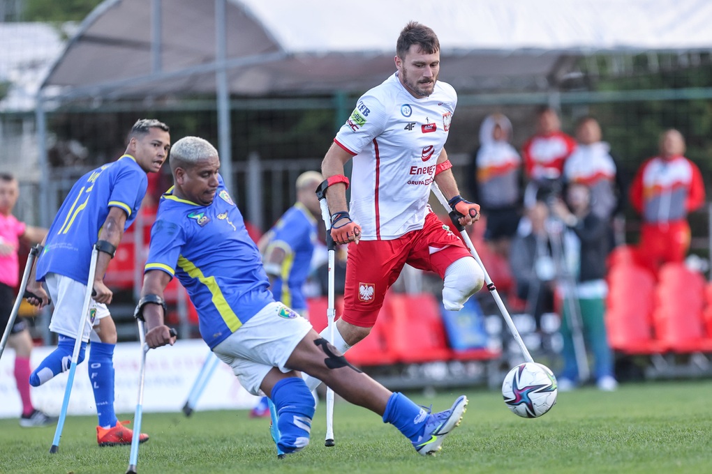 Cầu thủ một chân đi vào lịch sử khi nhận giải thưởng của FIFA - 3