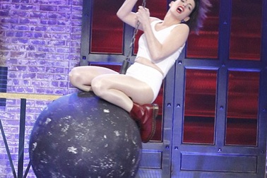 Anne Hathaway gây bất ngờ khi làm gái hư Miley Cyrus