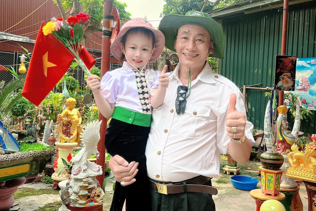 Đằng sau khoảnh khắc em bé tượng đài dưới mưa ở Điện Biên Phủ gây sốt - 3 Đằng sau khoảnh khắc em bé tượng đài dưới mưa ở Điện Biên Phủ gây sốt - 3