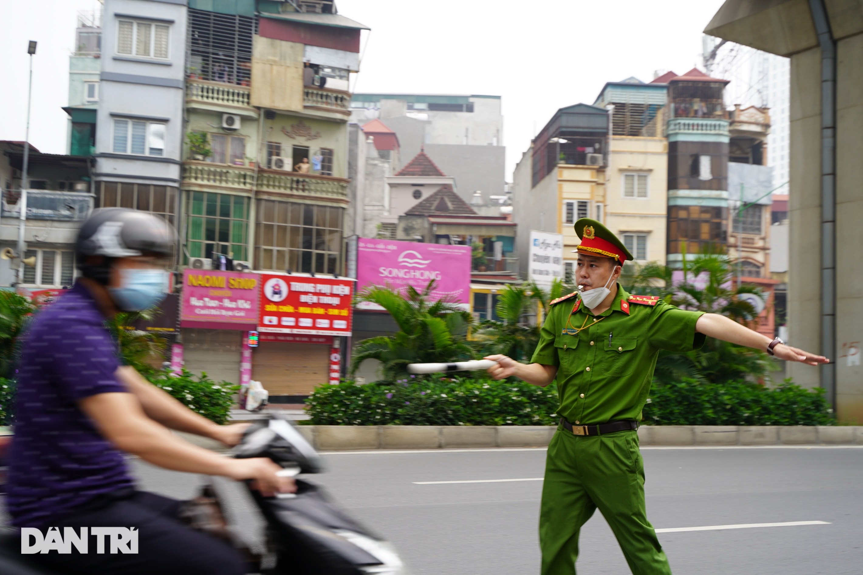 24 giờ tại các chốt kiểm soát cơ động khắp đường phố Thủ đô - 2 24 giờ tại các chốt kiểm soát cơ động khắp đường phố Thủ đô - 2